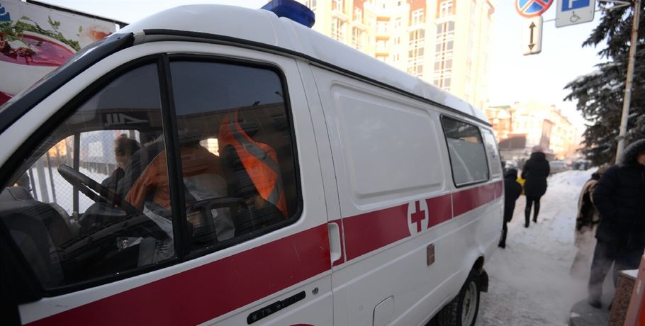 В Омске машина скорой помощи снесла заборы дач для спасения малыша