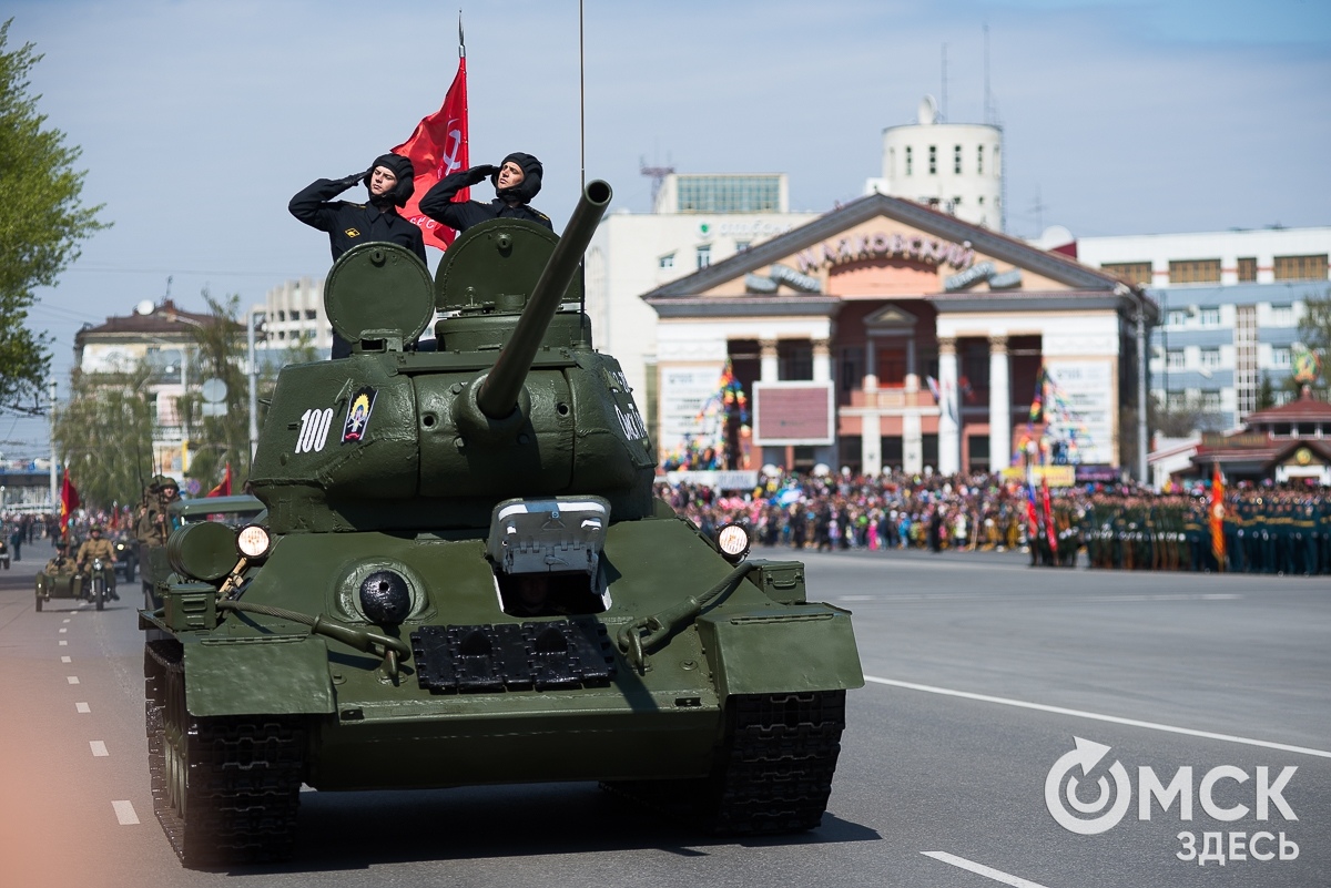 День победы танкист. Т-34 на параде Победы. Танк на площади Победы в Омске. Т 34 85 на параде. Танкисты на параде.
