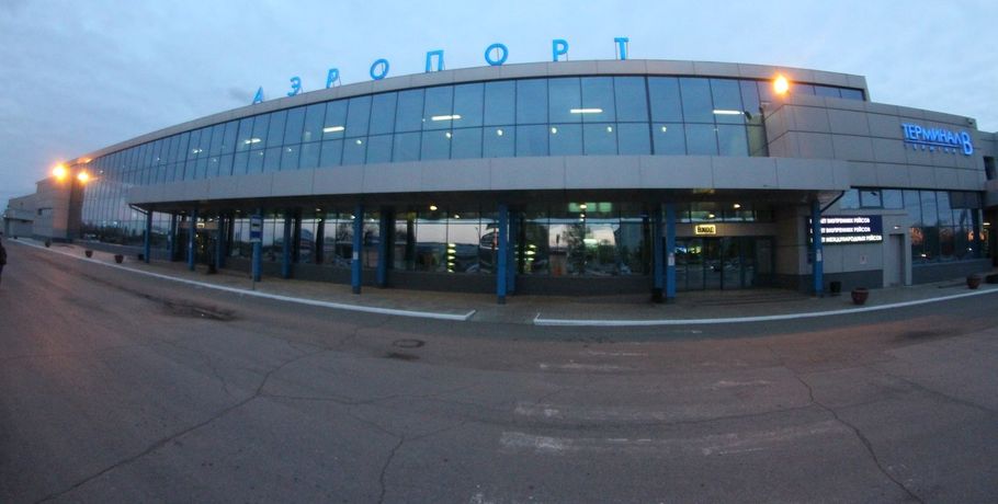 Омский аэропорт после переименования обновляет фасад