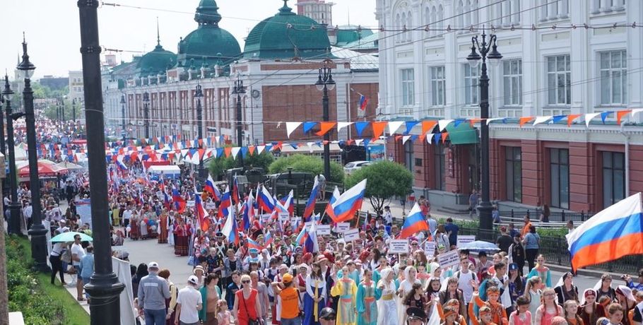 Тысячи омичей вышли отпраздновать День России в центре города
