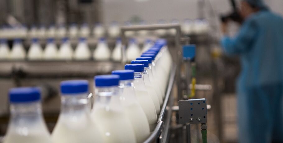 Омичей просят не пить сырое молоко из-за угрозы энцефалита