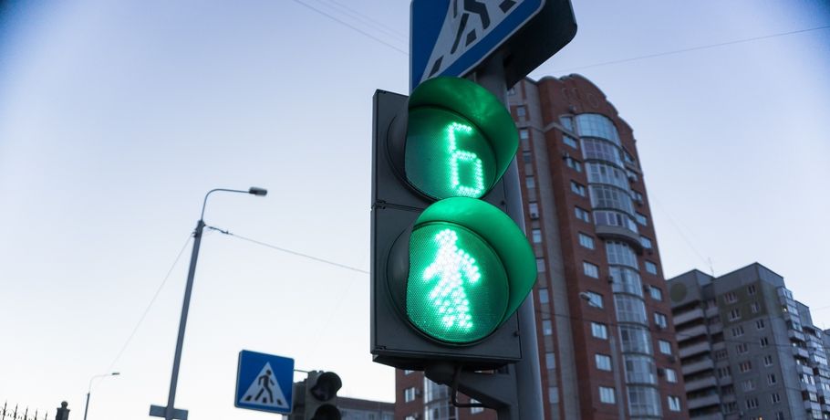 В центре Омска монтируют новый светофор