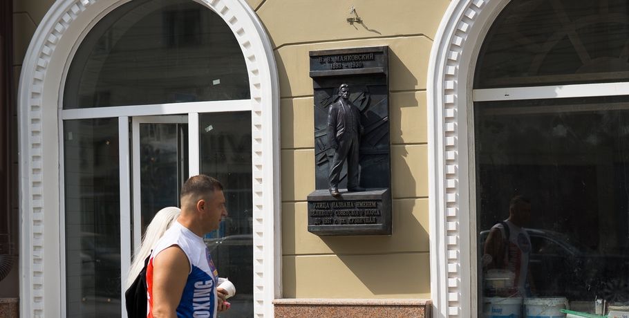 В Омске появились бронзовые Маяковский и Пушкин