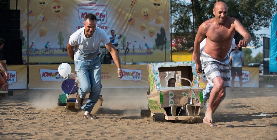 Хорошо, когда с юмором. В Омске прошёл первый семейный фестиваль "Весёлая лига"