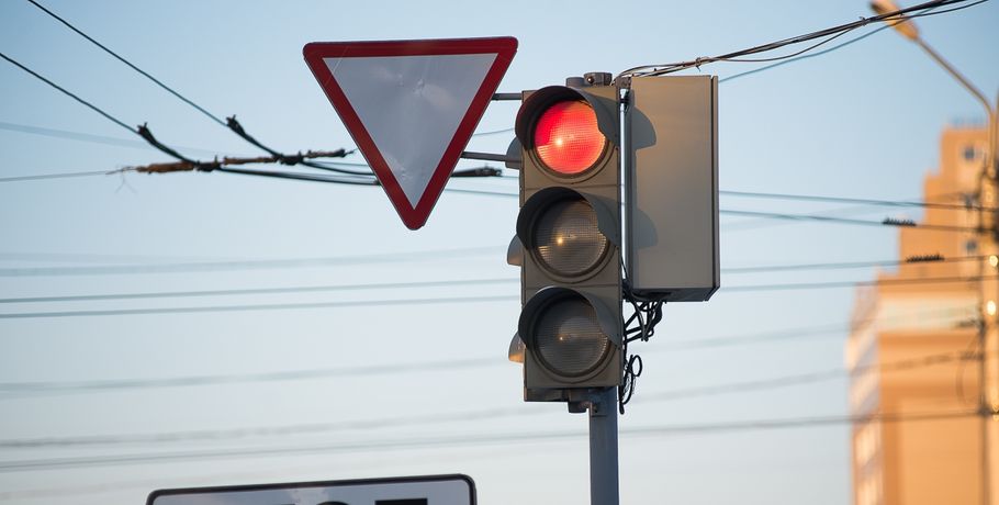 В Омске на центральных магистралях изменилась работа светофоров