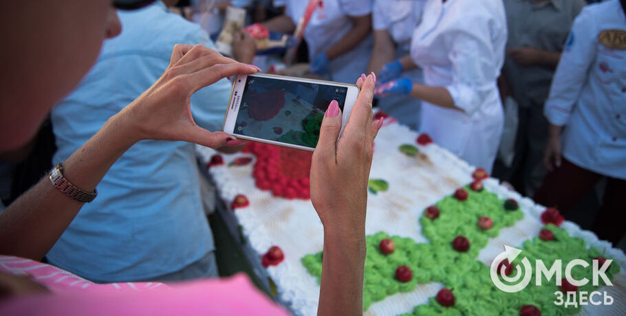 Огромный пирог и рецепт лучшего варенья. В Омске прошёл "Вкусный Любинский"