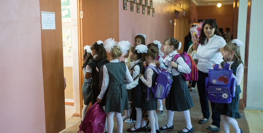 Учителя смогут получить до миллиона рублей за переезд в сёла
