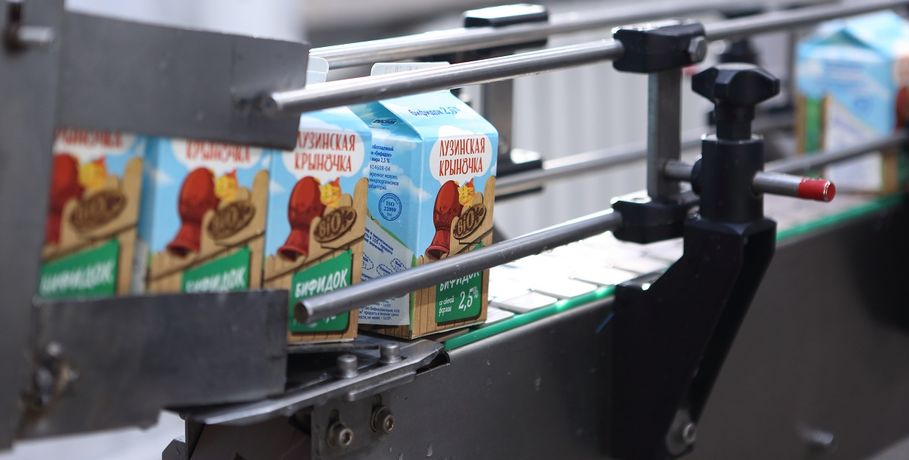 "Мы это за год не съедим!": омичи получили в подарок от "Лузинской крыночки" 20 кг молочной продукции