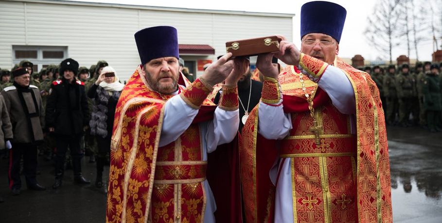 Курсантам омского автобронетанкового института подарили мощи святых
