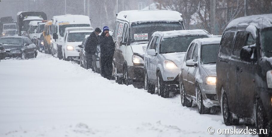 Затяжной снегопад может парализовать автодвижение в Омске