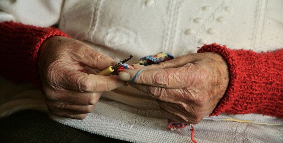 Старость в радость: омичи собирают подарки для одиноких бабушек и дедушек 