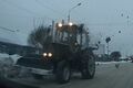 Омский тракторист разбил лобовое стекло встречного авто кусками снега