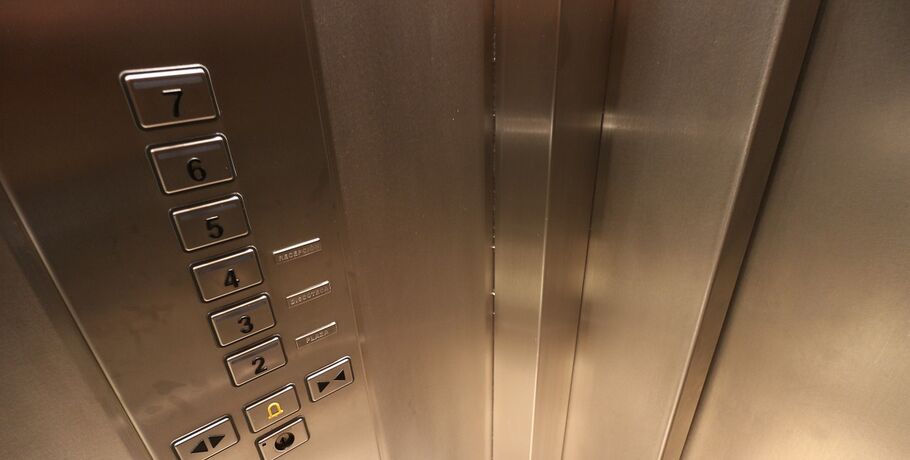 В многоэтажках Омска массово заменят лифты. Полный список
