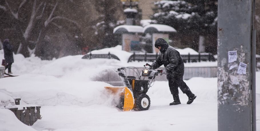 Офисные сотрудники коммунальных служб вышли на очистку Омска от снега