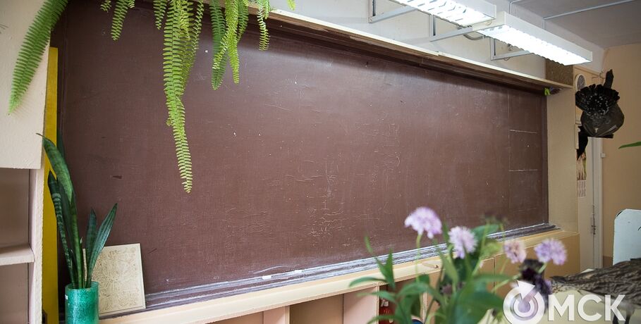 В омской школе, где треснувшее окно подпёрли палкой, проведут ремонт