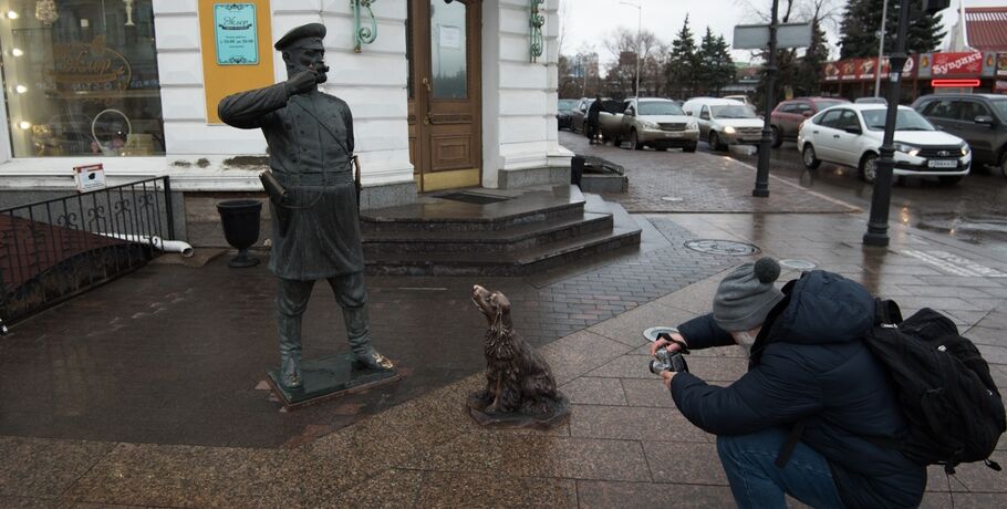 Около статуи Городового в Омске появятся скамейки и ель