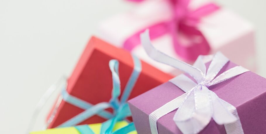 "У мужчин цветовой и парфюмерный кретинизм" - эксперты о выборе подарков