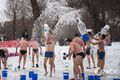 Омские моржи завершили зимний сезон массовым обливанием