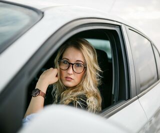 Омск вошёл в рейтинг городов, где женщины-водители часто попадают в ДТП