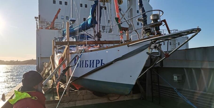 Яхта "Сибирь" продолжит путешествие на судне "Академик Трёшников"