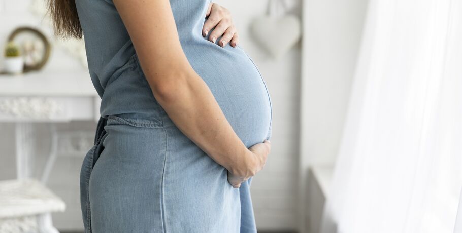 Побывавших за границей беременных омичек поместят в отдельный роддом