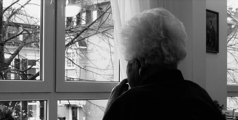 Омских пенсионеров обязали сидеть дома