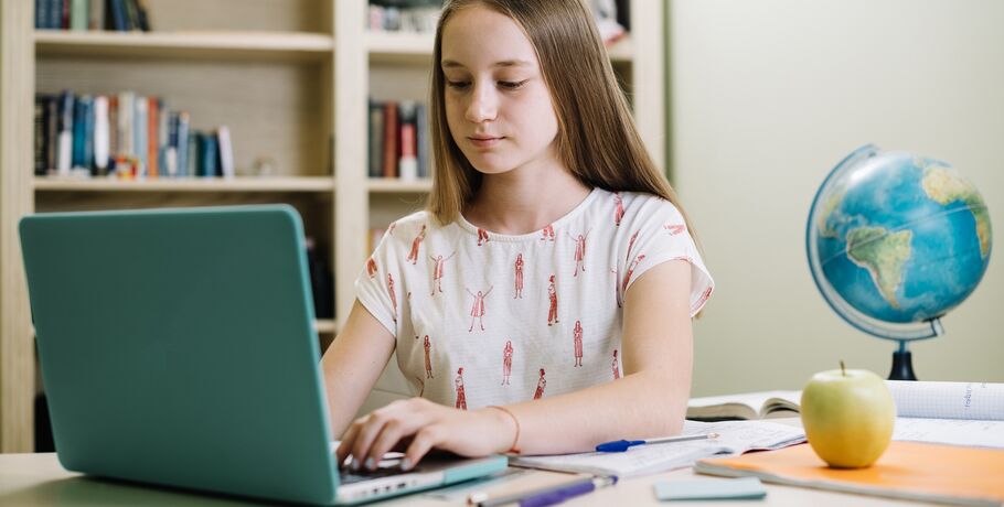 Министр образования пояснила, сколько времени школьники должны проводить за компьютером