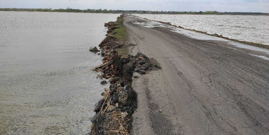 Проблемную дорогу между посёлками в Омской области отремонтируют уже в мае