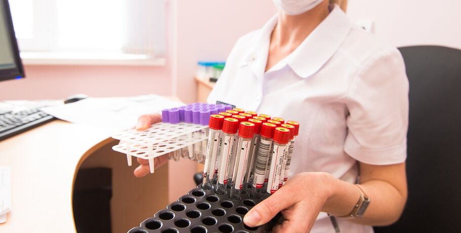 Около 2 тысяч омичей ежедневно сдают тесты на коронавирус