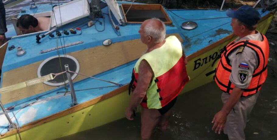 На Иртыше спасли людей с тонувшей яхты