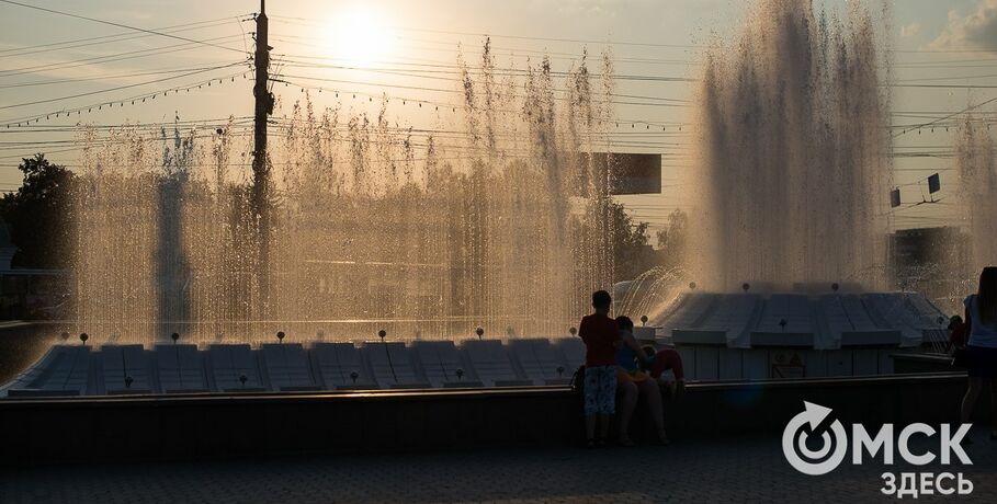 В Омске с опозданием включают фонтаны