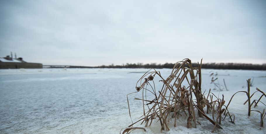 В Омске весной спасатели два часа вызволяли людей со льда Иртыша