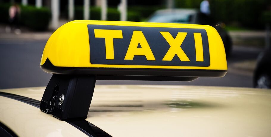 В Омске таксист изнасиловал пассажирку, а после отвёз её домой