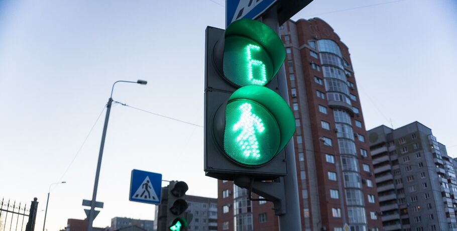 На аварийном перекрёстке Омска изменили работу светофора