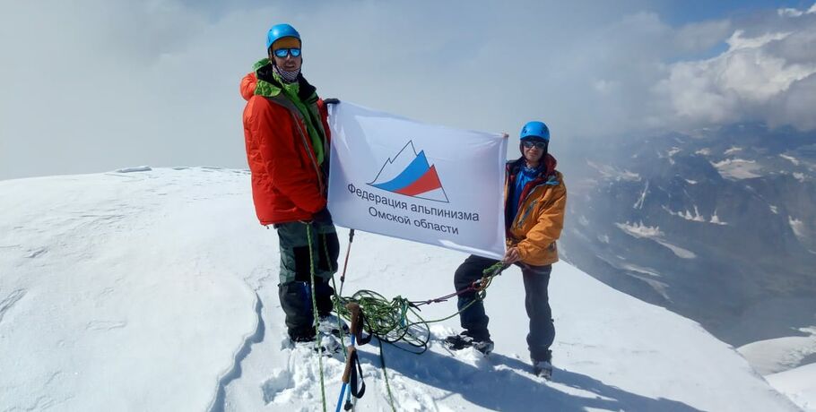 На горе Белуха подняли омский флаг