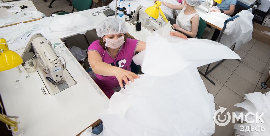 Рост во время "чумы". Как швейное производство стало одевать врачей