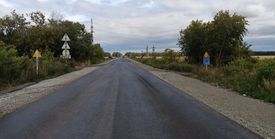 В Омском районе отремонтировали одну из самых "разбитых" дорог