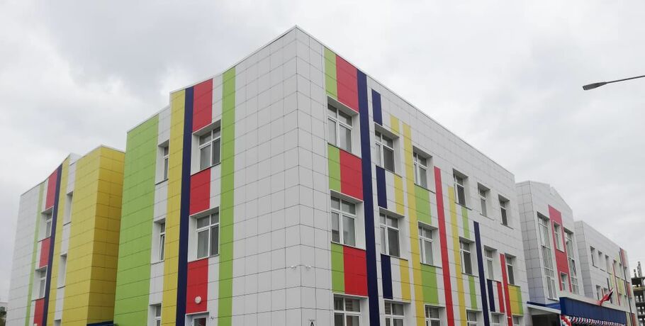 В Омске после пятилетнего ожидания открыли новое здание детского сада № 65 