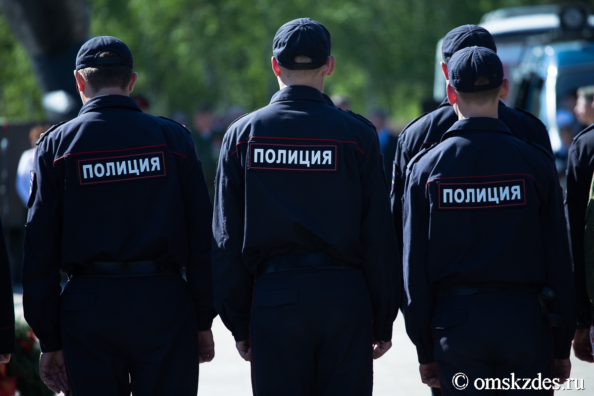 Полиция омск. Полиция в поле. Полицейский в поле. Полиция бережет? От бывшего супруга. Полиция бережет от бывшего супруг.