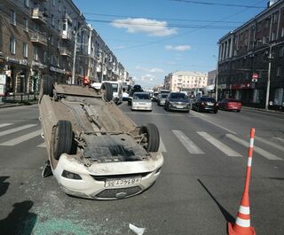 В Омске на центральном перекрёстке перевернулся легковой автомобиль