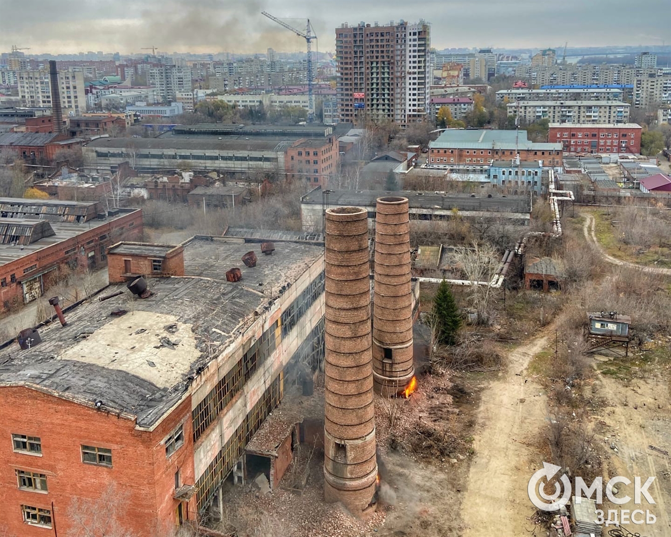 В центре Омска снесли знаменитые трубы-близнецы. ВИДЕО - Общество