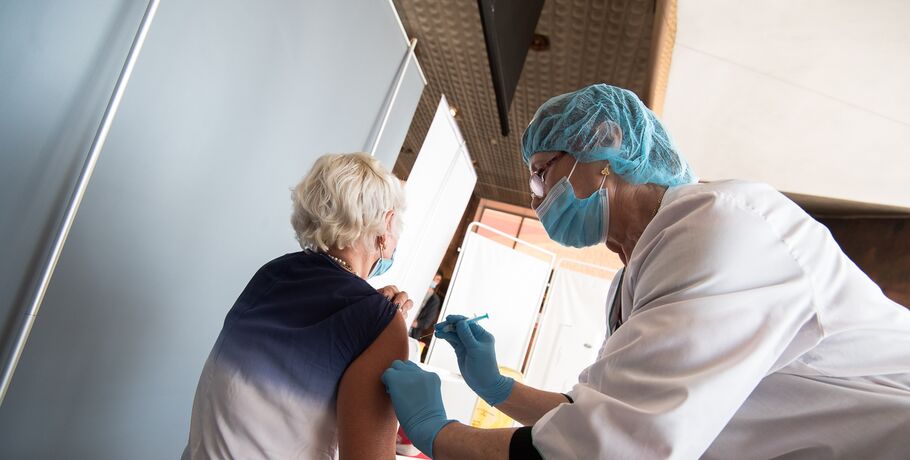 Массовая вакцинация омичей против коронавируса начнётся в ближайшие два месяца