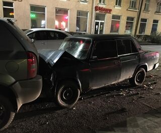 Пьяный подросток врезался в две машины на центральной улице Омска
