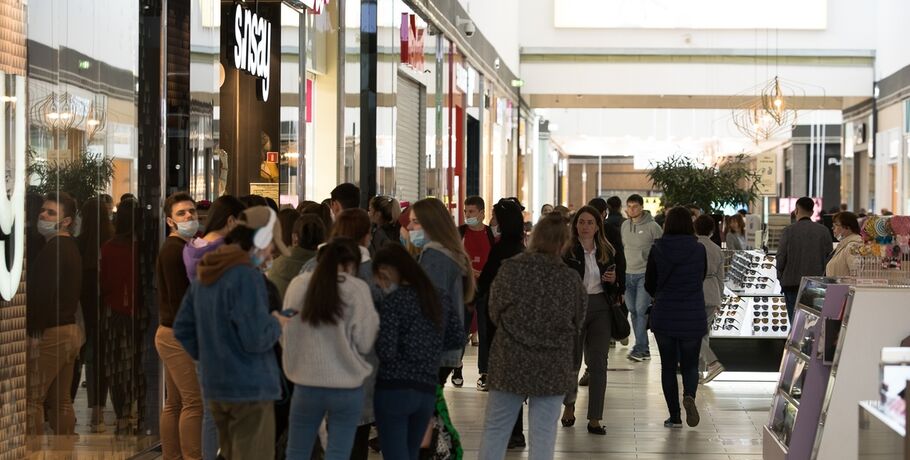 Подростков без взрослых не будут выгонять из кафе и торговых центров