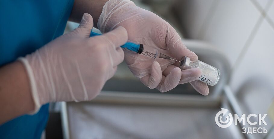 В Омск привезли вакцину от коронавируса для первых желающих привиться
