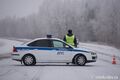 На трассе под Омском спасли замерзающих в машине женщину с детьми