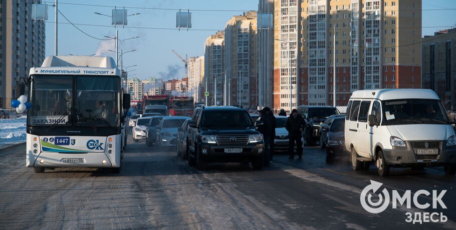 В новом микрорайоне Омска запретили парковаться
