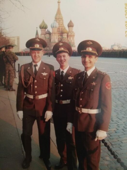 Александр Серков крайний слева