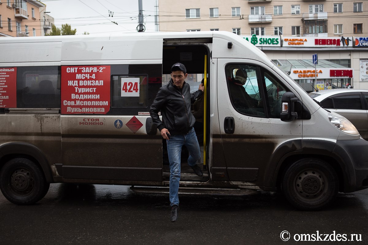 В Омске рассказали, обязаны ли пассажиры маршруток носить с собой наличные  - Общество