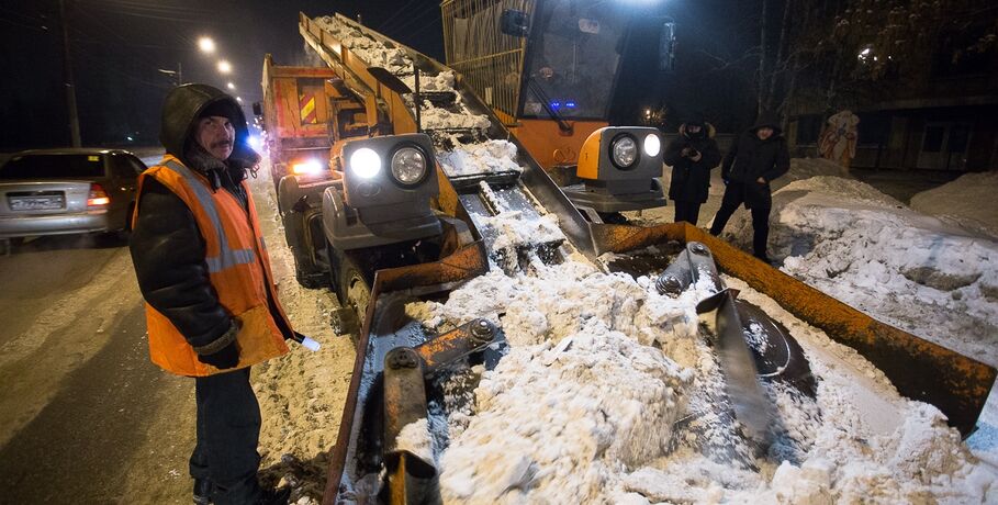 Заваленные снегом дороги Омска будут чистить все выходные